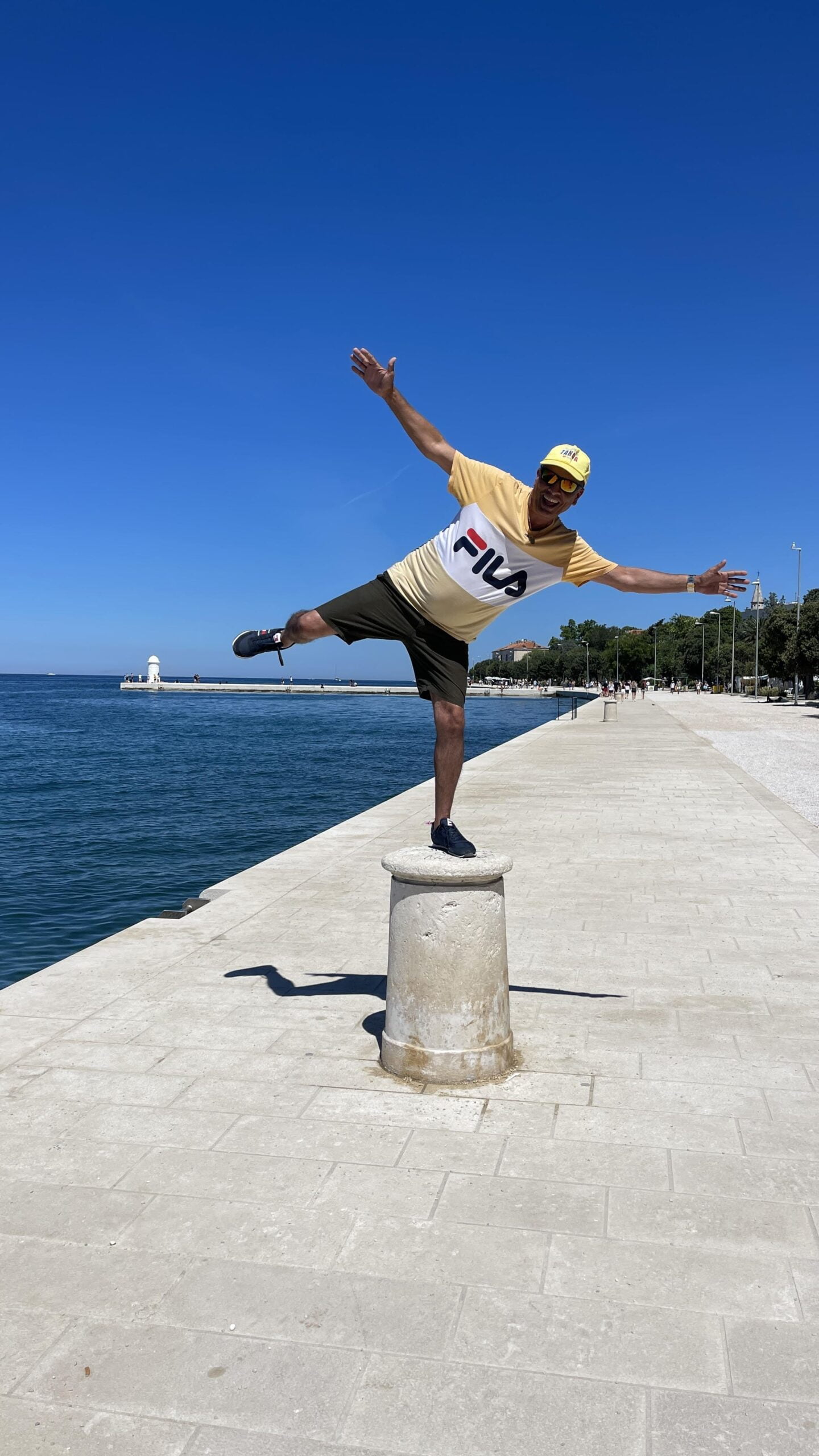 hombre sobre una roca con el mar de fondo en Zadar, Croacia