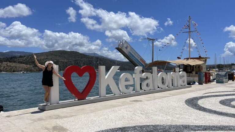 mujer junto a un cartel de Cefalonia