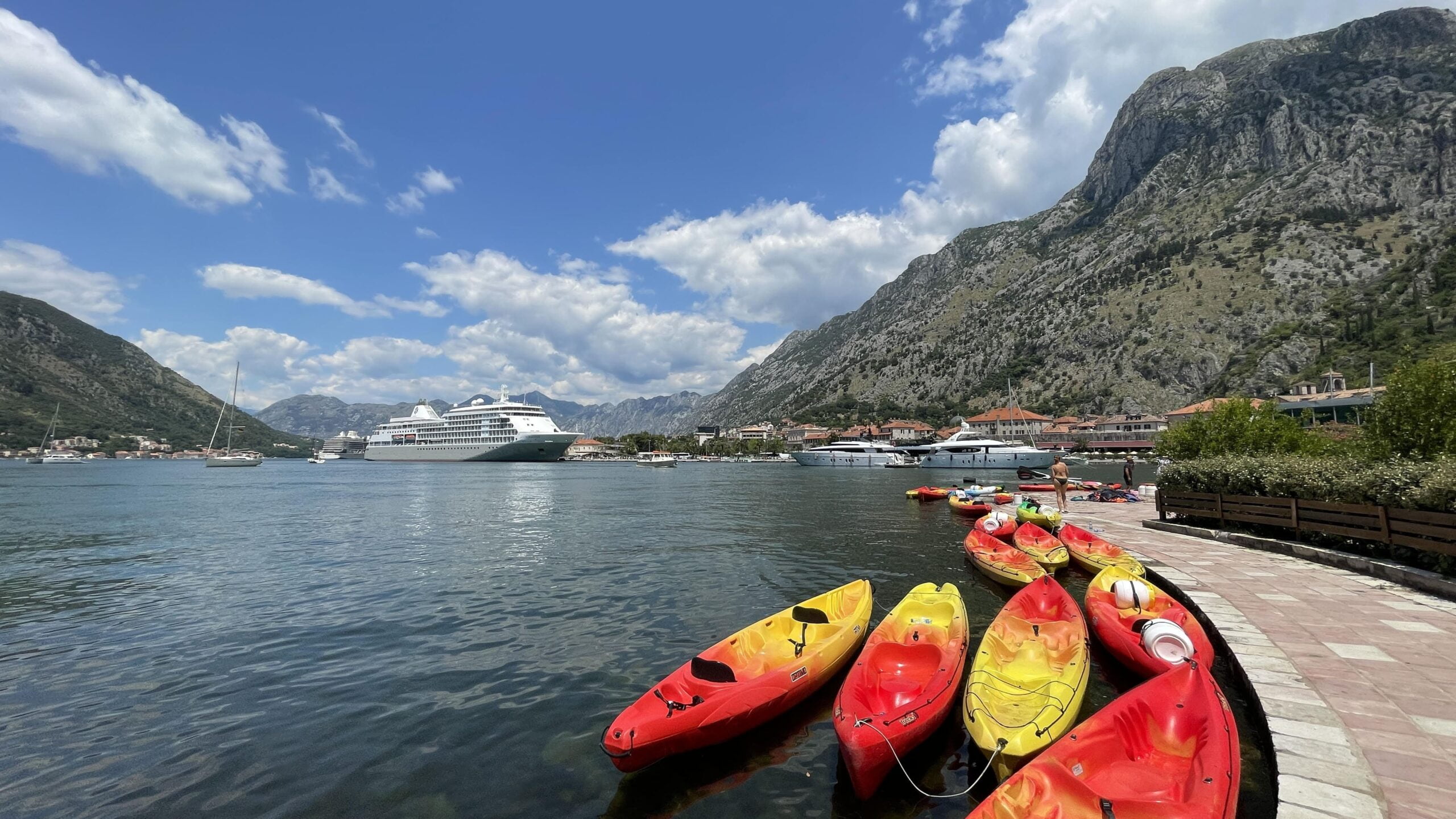 kayacs junto a la bahía de Kotor en Montenegro