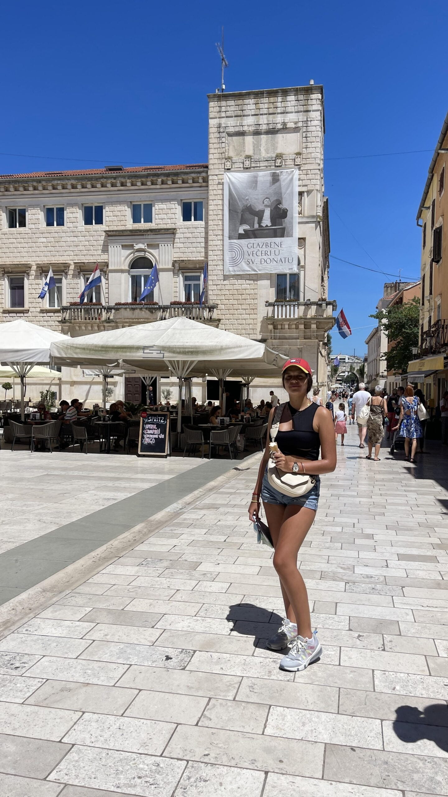 chica con un helado en la mano en el centro de Zadar, Croacia