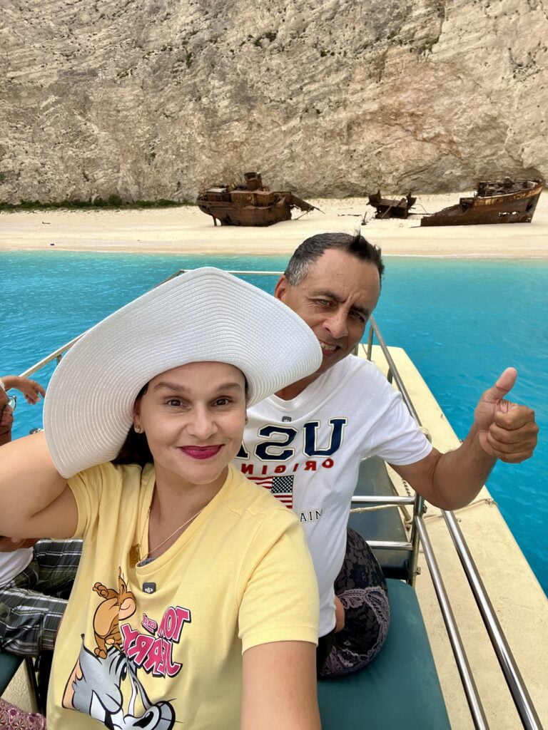 un hombre y una mujer en un bote