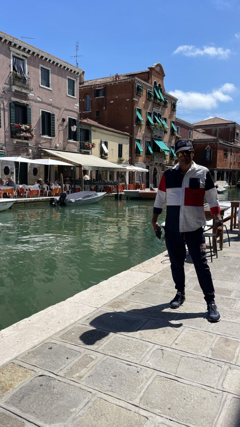 un hombre en un canal de la isla de Murano en Venecia