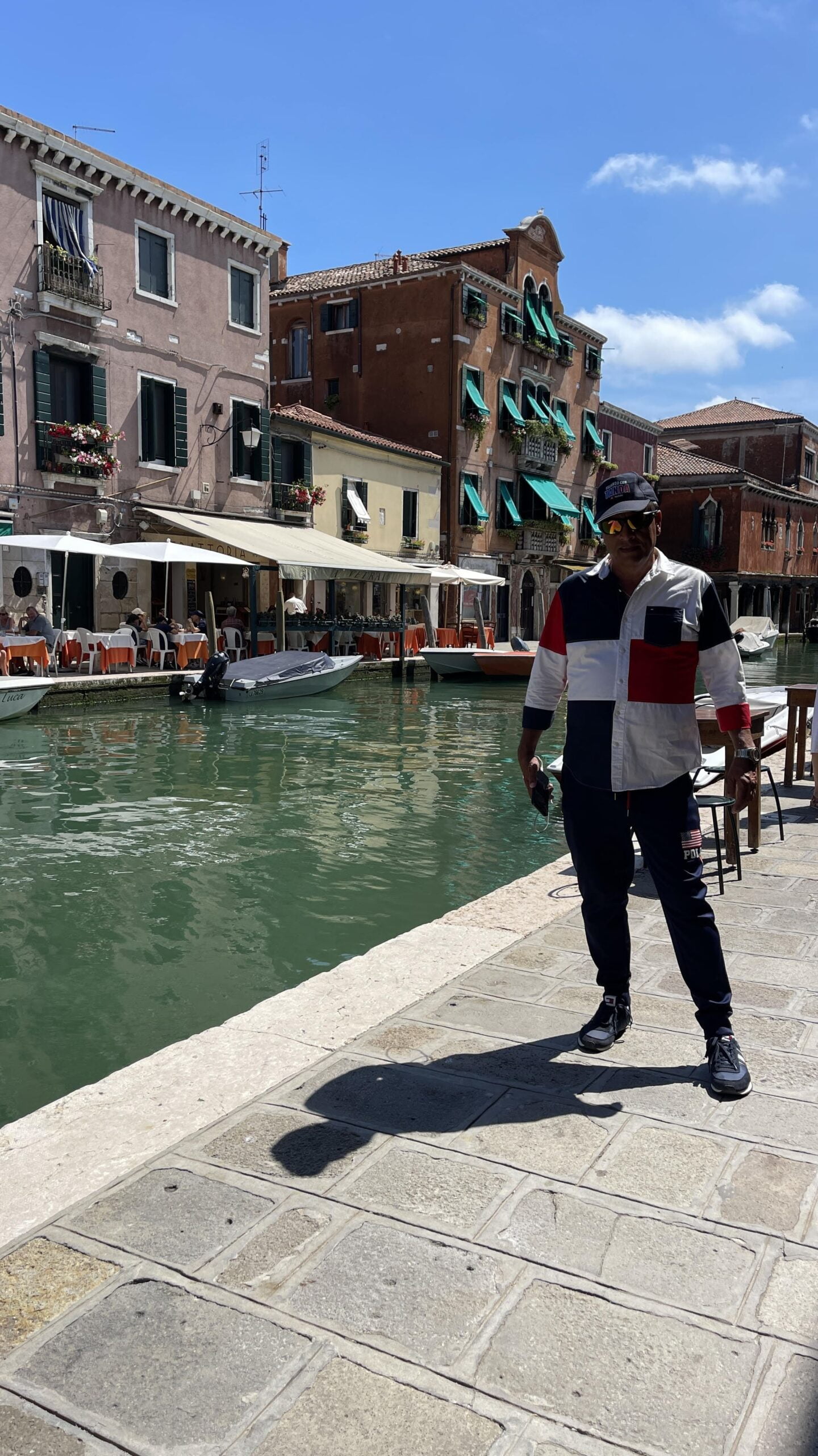 un hombre en un canal de la isla de Murano en Venecia