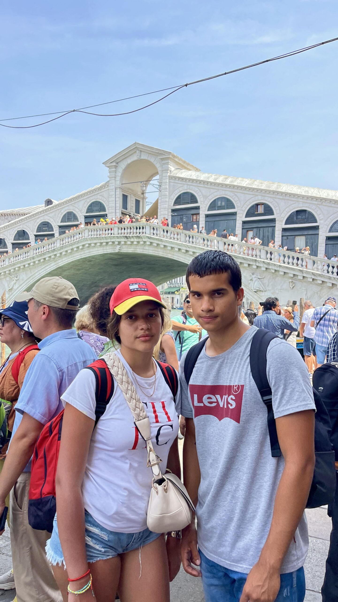 dos jovenes en el Ponte di Rialto en Venecia