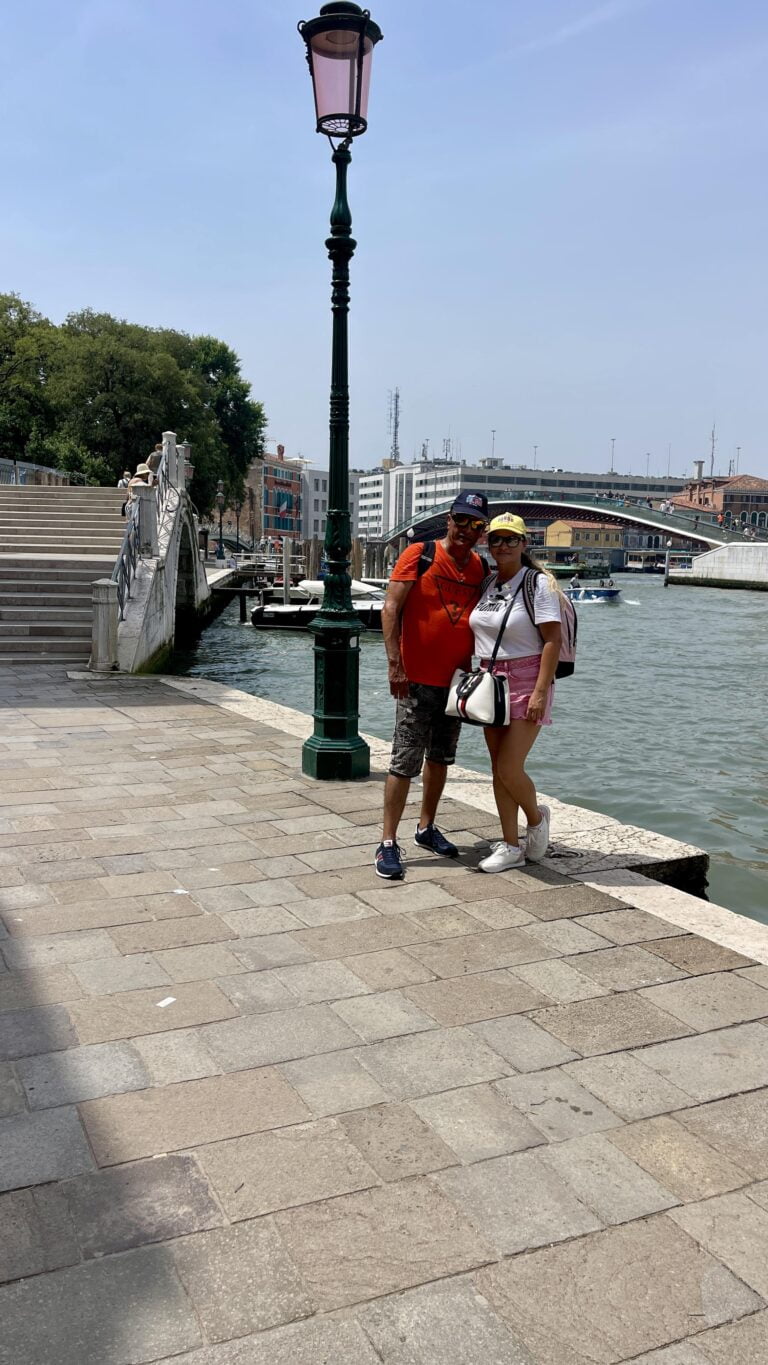 hombre y mujer en la ciudad de Venecia en el puente de Calatrava