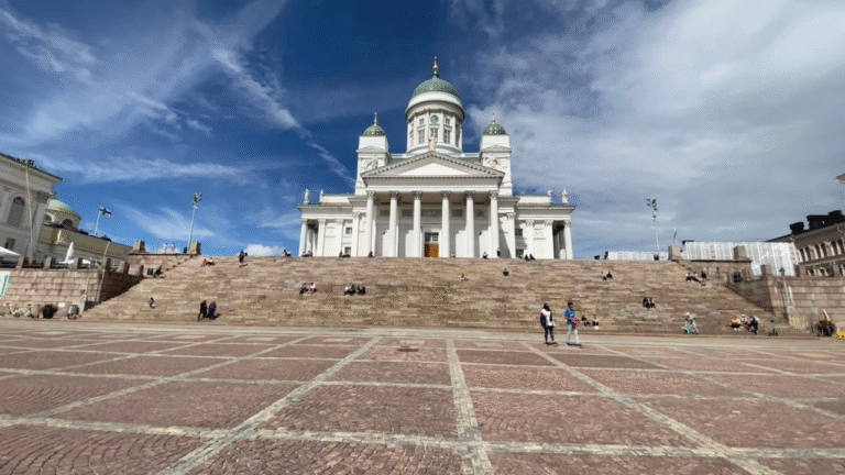 Explora Helsinki en 1 día: cultura, arquitectura y rincones con alma